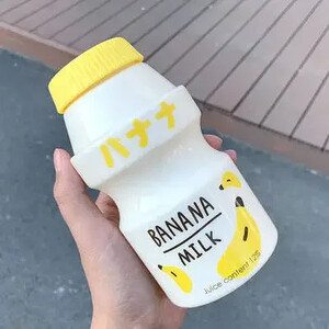 Sticlă de apă din plastic de iaurt de 450 ml cu curea Cutie drăguță Kawaii Tour Sticla de lapte pentru băut fructe Sticla portabilă rezistentă la scurgeri