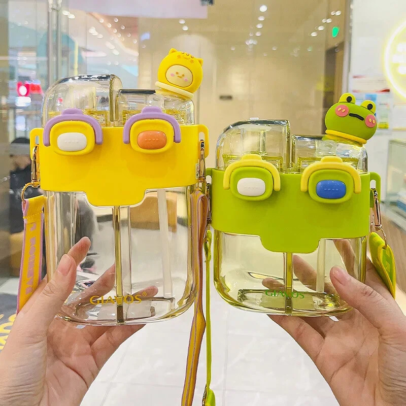 Suure mahutavusega joogipudel, kahe prügikastiga plastikust kõrretass lastele kaasaskantav veepudel koos kauni multifilmiga