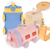Kid Straw Water Cup Drinking Cup with Shoulder Strap Bus Αυτοκίνητο Παιχνίδι Μπουκάλι νερού για το σχολείο έξω από την κατασκήνωση Travel Drinkware Safety Bottle