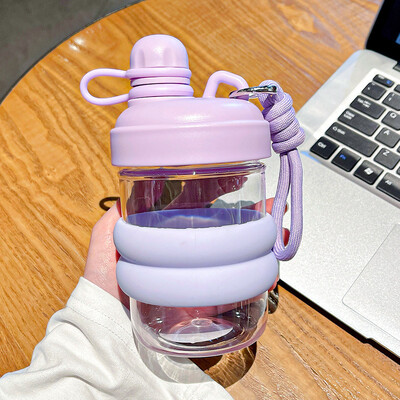 Sticlă de apă din plastic transparent de vară pentru femei, fete, modă simplă, ceașcă portabilă cu apă potabilă directă, cu manșon din silicon