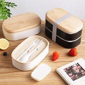 Kahekihiline puiduimitatsioonist valmistatud kaanega lõunakarp köögitoidukonteiner koos söögiriistadega, lapsed naistele, õues pakitud Bento kandur