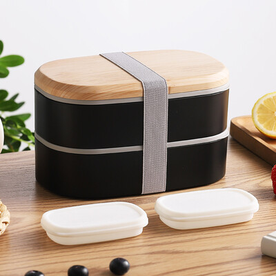Kahekihiline puiduimitatsioonist valmistatud kaanega lõunakarp köögitoidukonteiner koos söögiriistadega, lapsed naistele, õues pakitud Bento kandur