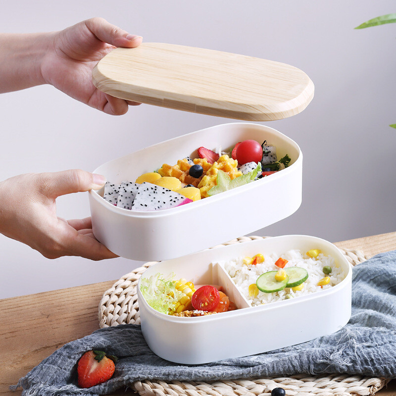 Kahekihiline puiduimitatsioonist valmistatud kaanega lõunakarp köögitoidukonteiner koos söögiriistadega, lapsed naistele, õues pakitud Bento kandur