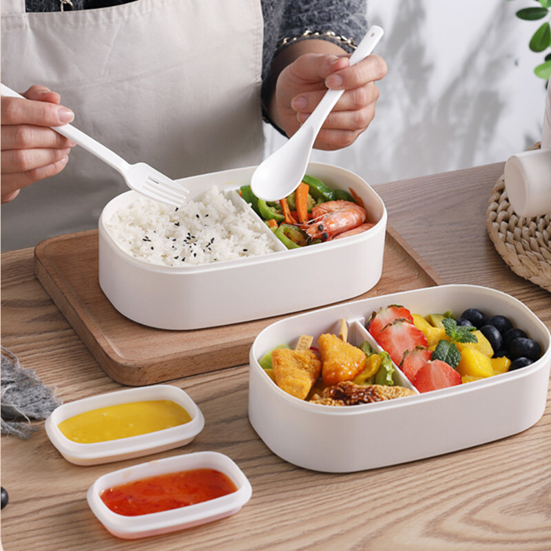 Kahekihiline puiduimitatsioonist valmistatud kaanega lõunakarp köögitoidukonteiner koos söögiriistadega, lapsed naistele, õues pakitud Bento kandur