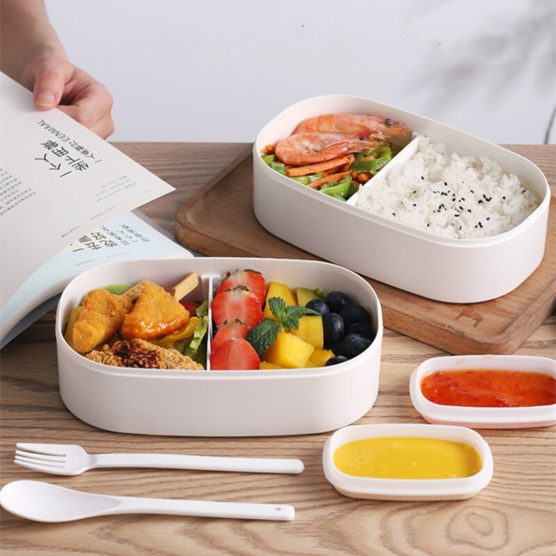 Kahekihiline puiduimitatsioonist valmistatud kaanega lõunakarp köögitoidukonteiner koos söögiriistadega, lapsed naistele, õues pakitud Bento kandur