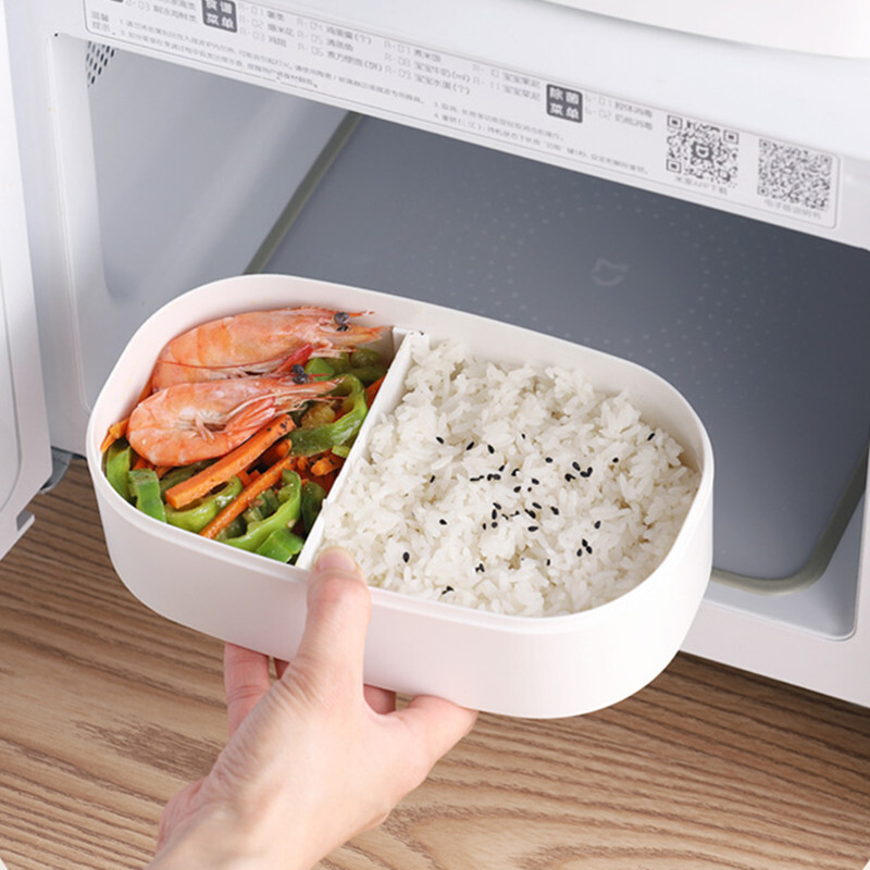 Kahekihiline puiduimitatsioonist valmistatud kaanega lõunakarp köögitoidukonteiner koos söögiriistadega, lapsed naistele, õues pakitud Bento kandur