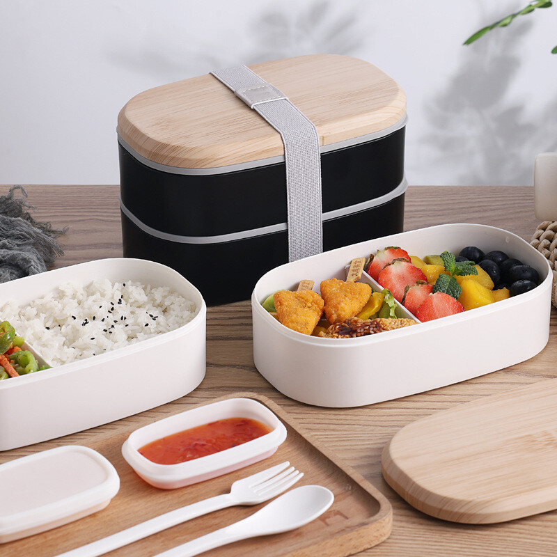 Kahekihiline puiduimitatsioonist valmistatud kaanega lõunakarp köögitoidukonteiner koos söögiriistadega, lapsed naistele, õues pakitud Bento kandur