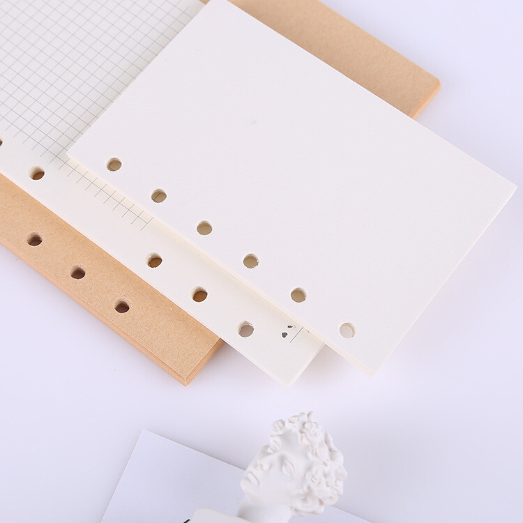 45 loksnes A5 A6A7. Piezīmjdatora uzpilde ar brīvām lapām, spirālveida saistviela Iekšējā lapa Iknedēļas uzdevums Līnijas punktu režģis papīra kancelejas piederumu iekšpusē