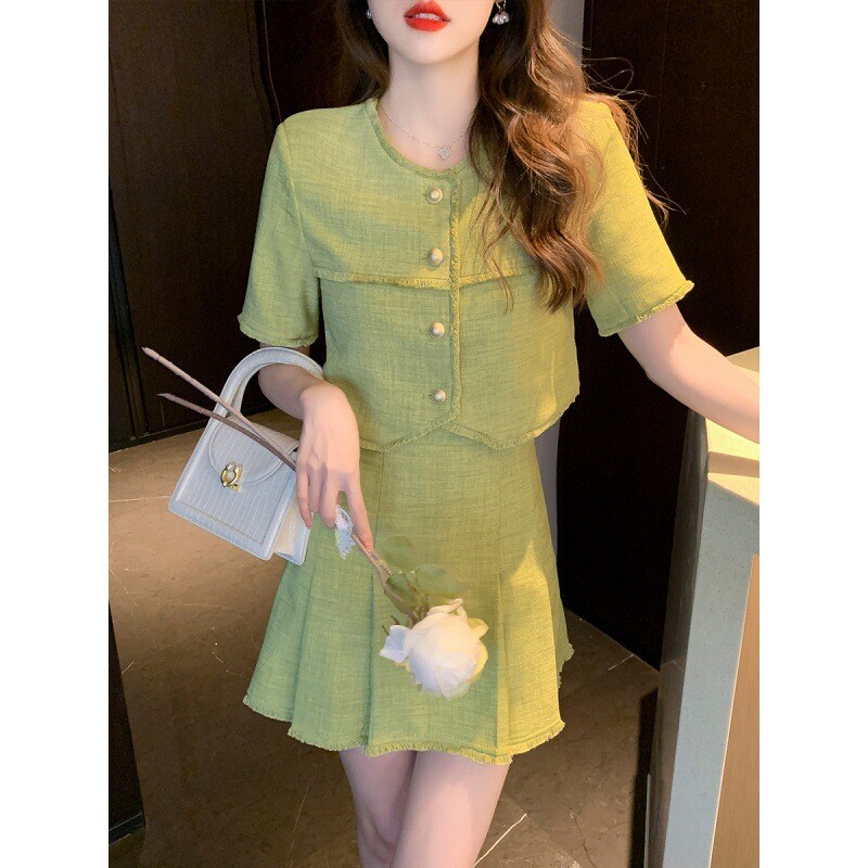 Piiriülene 2024 uus suvestiilis väikese lõhnaga kontrasti värvi temperament lühike jope ja särk + A-line seelik kaheosaline komplekt