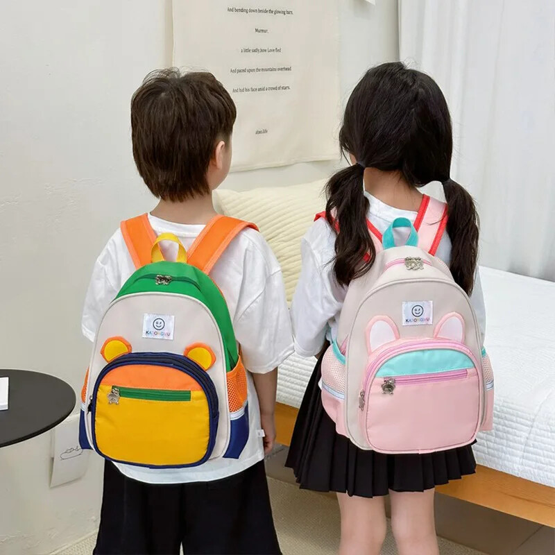 Lasteaia algklassiõpilase koolikott armas multikas armas karupoisi ja tüdruku seljakott