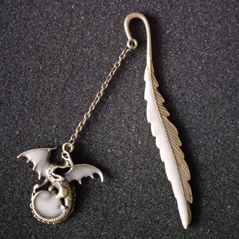 Vintage metallist järjehoidjad Helendav sulgede disain lendava lohega Järjehoidja Armsad loomad Järjehoidja ripats Kirjatarbed