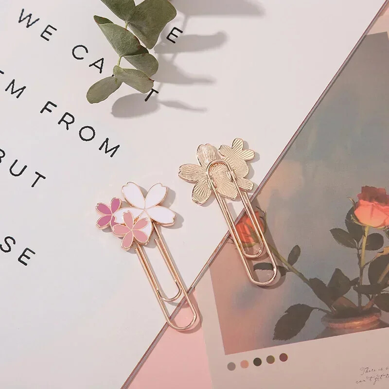 1 tk Roosad Sakura lilled Metallist järjehoidja Peen kirsiõie kirjaklamber Kawaii järjehoidjad naljakad kingituse järjehoidjad