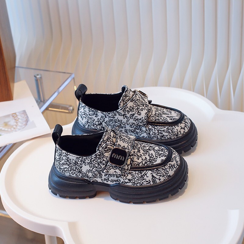 Tikitud Lilled Laste nahast kingad Uus konksu aas libisemisvastased tüdrukud PU nahast kingad Pehmed lastele Moodsad nahast kingad