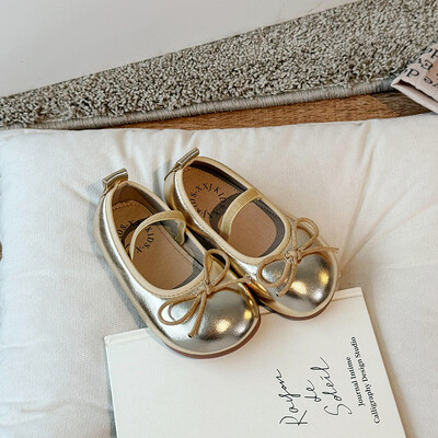 Väikesed laste nahast kingad tüdrukutele 2024. aasta kevade ja sügise Korea tüdrukute pehme tallaga vibu libisemisvastased mood printsessi üksikud kingad