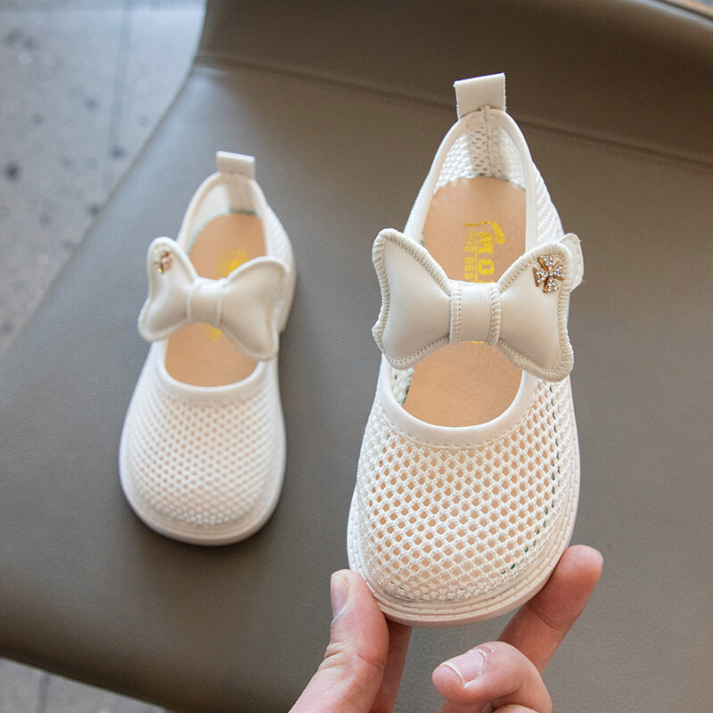Новородено момиченце с издълбани сандали с обувки за принцеса през пролетта и лятото на 2024 г., меко дъно