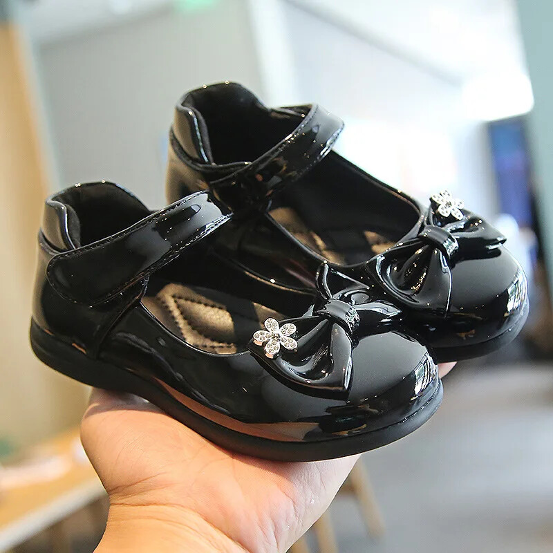 Lastele läikivad nahast kingad Lihtsad madalad jalatsid Must vibu kristalllillega Mokasiinist jalatsid vabaaja tüdrukutele