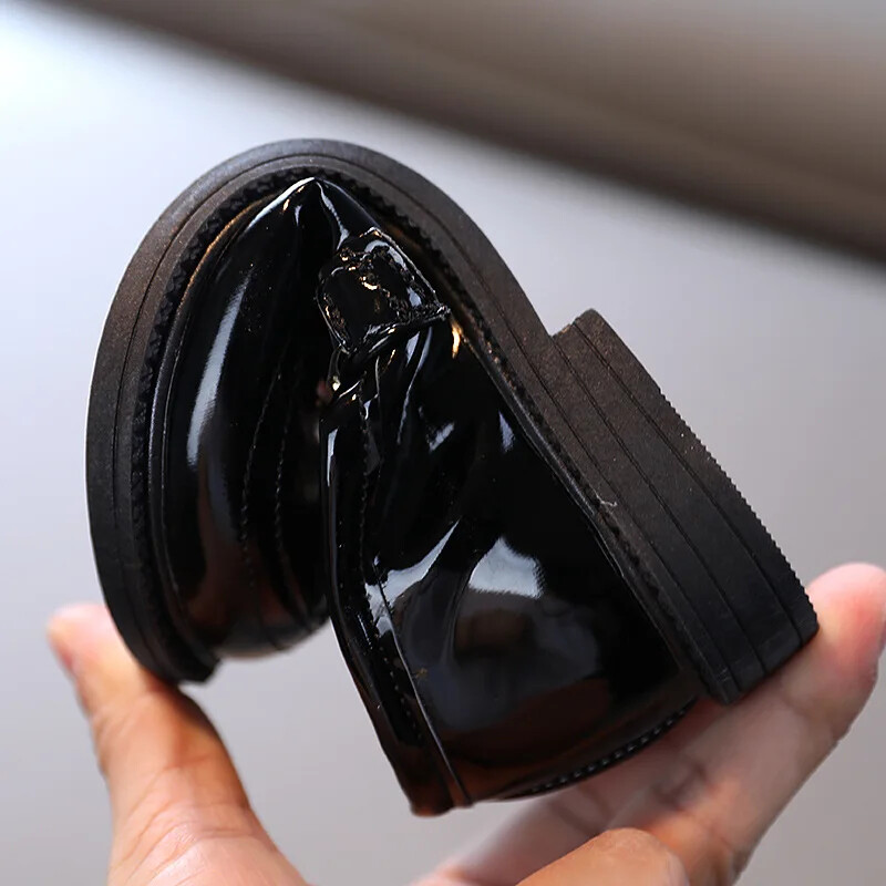 Nahast lastejalatsid tüdrukutele Mustad peokingad Pärlid Pärlid Mood Klassikalised Laste Laadurid Slip-On Metallketid Lukk