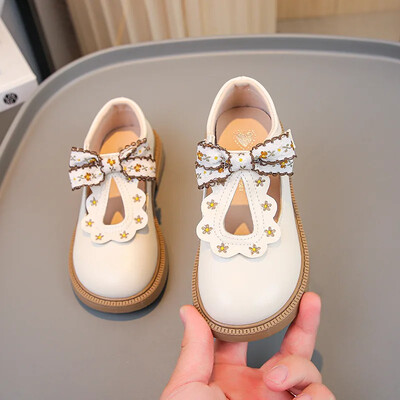 Magusad laste nahast kingad 2024, uued tüdrukute moeaegsed pehme tallaga printsessikingad tikitud kaarjalatsiga lastekorteritega peopulmadeks