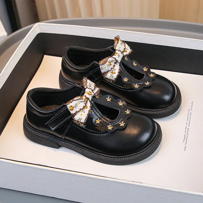 Magusad laste nahast kingad 2024, uued tüdrukute moeaegsed pehme tallaga printsessikingad tikitud kaarjalatsiga lastekorteritega peopulmadeks