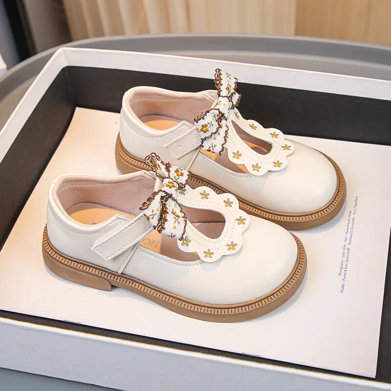 Magusad laste nahast kingad 2024, uued tüdrukute moeaegsed pehme tallaga printsessikingad tikitud kaarjalatsiga lastekorteritega peopulmadeks