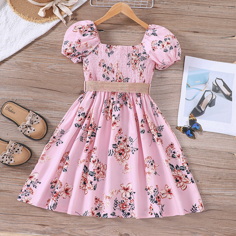 Suvine uus mullvarrukatega romantiline lilleline maalähedane puhkusestiilis kleit põhikooli lastele ja tüdrukutele kootud vööga