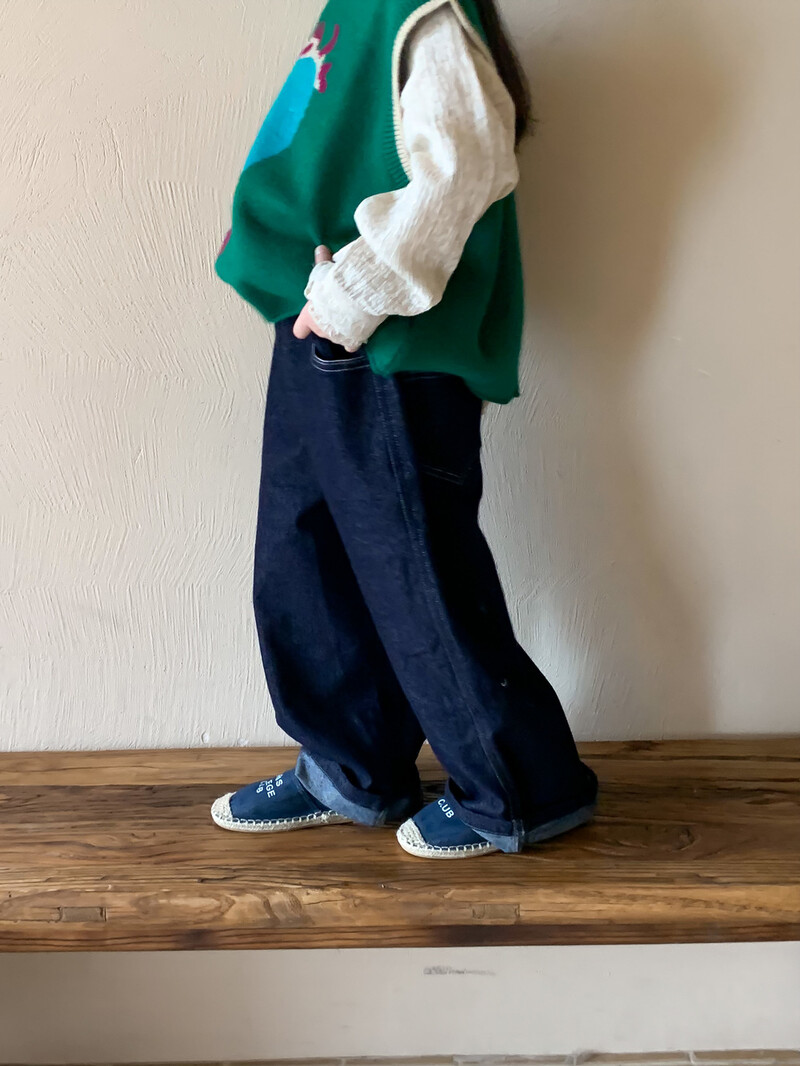 2024. aasta sügis, uued lapsed, lahtised teksariidest sirged püksid, soliidsed tüdrukud, vabaaja püksid, laia säärega püksid, moodsad teksad, lapsed, riided