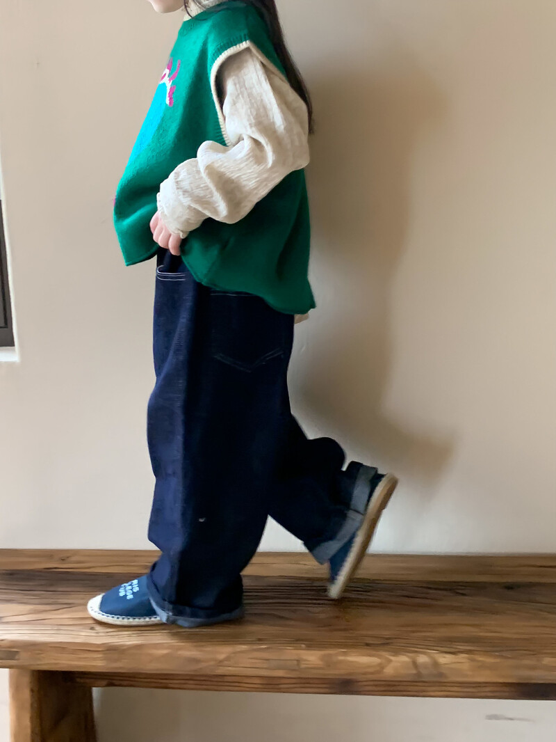 2024. aasta sügis, uued lapsed, lahtised teksariidest sirged püksid, soliidsed tüdrukud, vabaaja püksid, laia säärega püksid, moodsad teksad, lapsed, riided