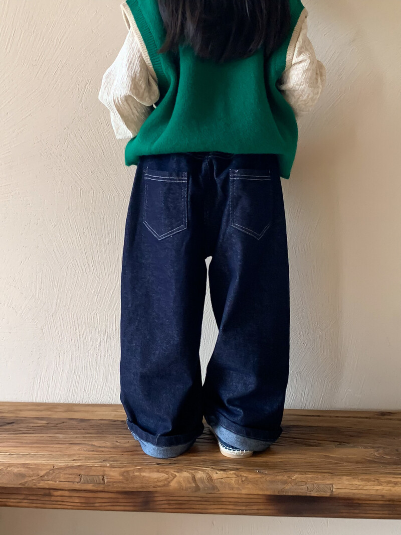 2024. aasta sügis, uued lapsed, lahtised teksariidest sirged püksid, soliidsed tüdrukud, vabaaja püksid, laia säärega püksid, moodsad teksad, lapsed, riided