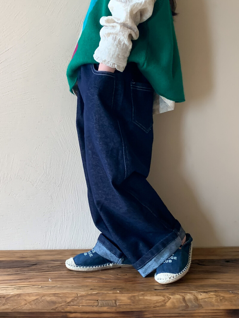 2024. aasta sügis, uued lapsed, lahtised teksariidest sirged püksid, soliidsed tüdrukud, vabaaja püksid, laia säärega püksid, moodsad teksad, lapsed, riided