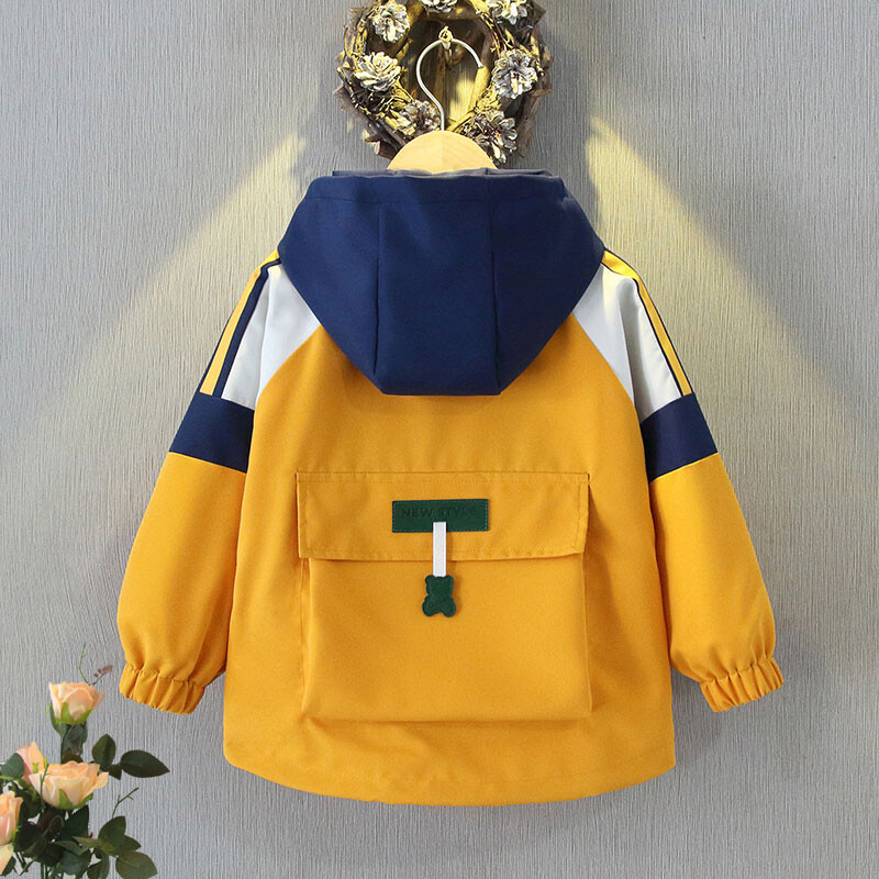 Mugav ja stiilne tõmblukuga kapuutsiga jope nahast sildikaruga poistele ja tüdrukutele – kevad- ja sügisene tuulejope välitingimustes