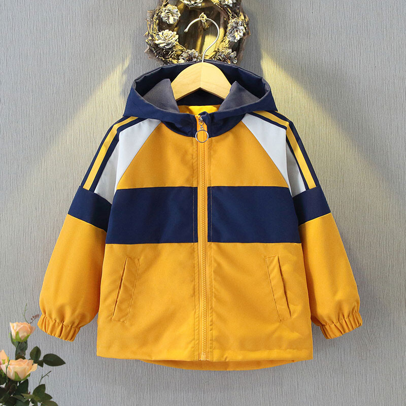 Mugav ja stiilne tõmblukuga kapuutsiga jope nahast sildikaruga poistele ja tüdrukutele – kevad- ja sügisene tuulejope välitingimustes