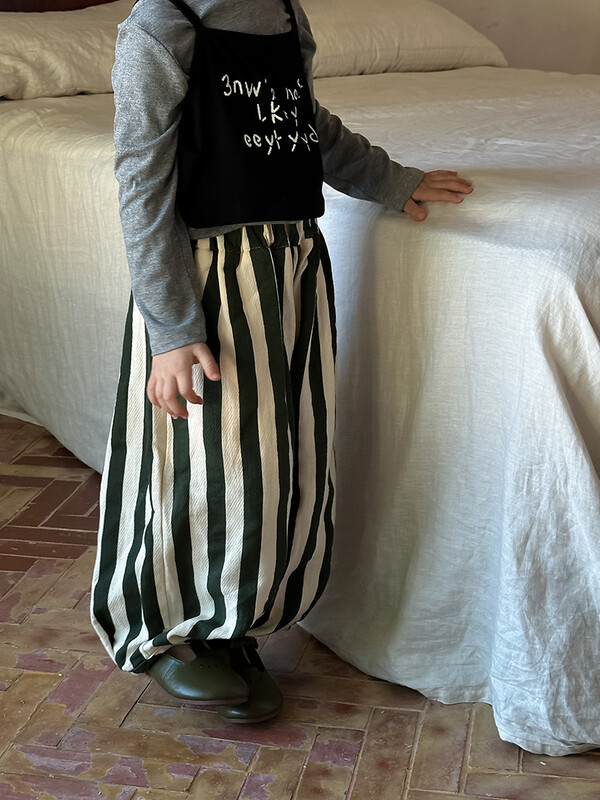 Dječje prugaste lampion hlače Jesen Zima Nove korejske hlače za dječake i djevojčice Hlače s mrkvom Jednostavne 2024. Dječje elastične hlače u struku