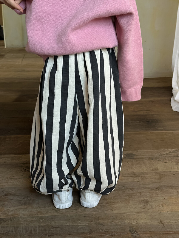 Dječje prugaste lampion hlače Jesen Zima Nove korejske hlače za dječake i djevojčice Hlače s mrkvom Jednostavne 2024. Dječje elastične hlače u struku