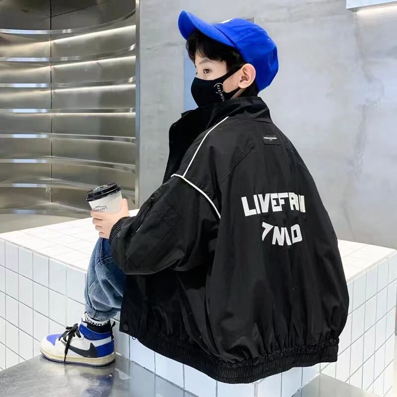 Moda za dječake 2023. Proljeće Jesen Srteetwear s patentnim zatvaračem Široke jakne s vezom i otisnutim slovima na otvoreni ovratnik Jakne s punim rukavima