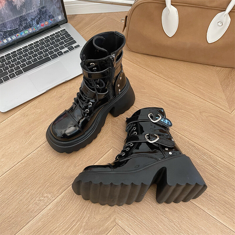 Stilske ženske gležnjače s platformom 2024. Nove ženske motociklističke čizme Modne ženske debele cipele Metalni dekor Crna gotika