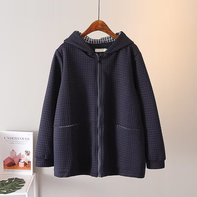 Suures suuruses naiste sügistalvine pikkade varrukatega vahvliga õhukihist kangast pusa ja paksu puuvillase kapuutsiga jope taskumantliga