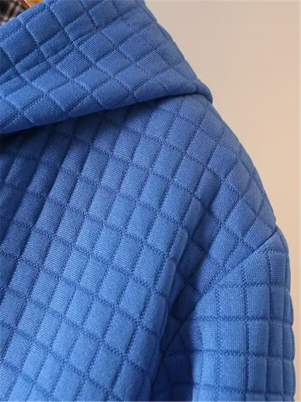 Suures suuruses naiste sügistalvine pikkade varrukatega vahvliga õhukihist kangast pusa ja paksu puuvillase kapuutsiga jope taskumantliga