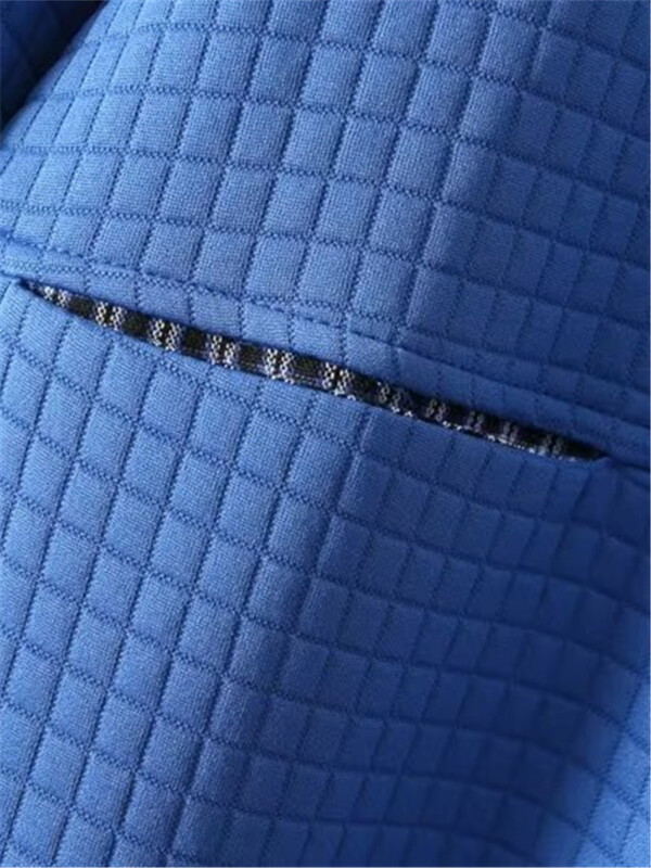 Suures suuruses naiste sügistalvine pikkade varrukatega vahvliga õhukihist kangast pusa ja paksu puuvillase kapuutsiga jope taskumantliga