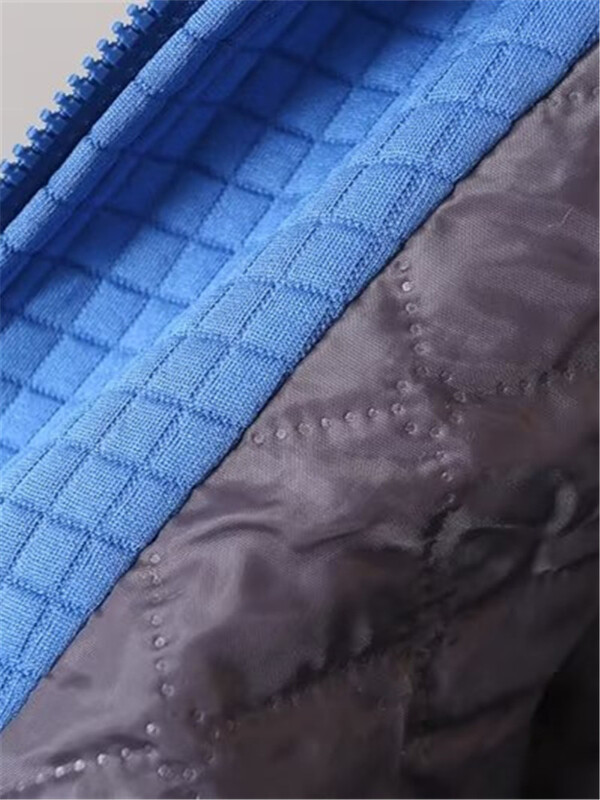 Suures suuruses naiste sügistalvine pikkade varrukatega vahvliga õhukihist kangast pusa ja paksu puuvillase kapuutsiga jope taskumantliga