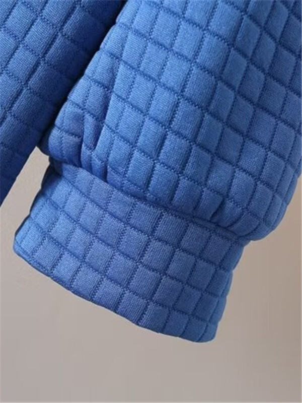 Suures suuruses naiste sügistalvine pikkade varrukatega vahvliga õhukihist kangast pusa ja paksu puuvillase kapuutsiga jope taskumantliga