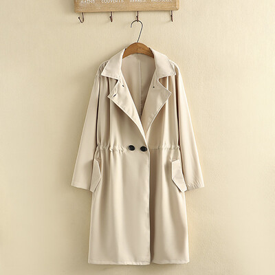 Suures suuruses rõivad kevadel ja sügisel keskmise pikkusega trentšmantel, kaherealine ühevärviline vöökoht, nöör, suures suuruses mantel