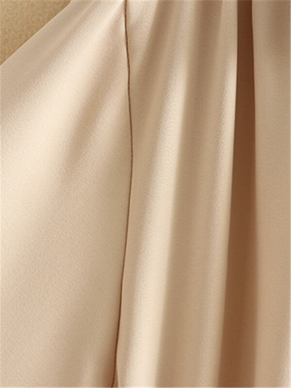 Suures suuruses rõivad kevadel ja sügisel keskmise pikkusega trentšmantel, kaherealine ühevärviline vöökoht, nöör, suures suuruses mantel