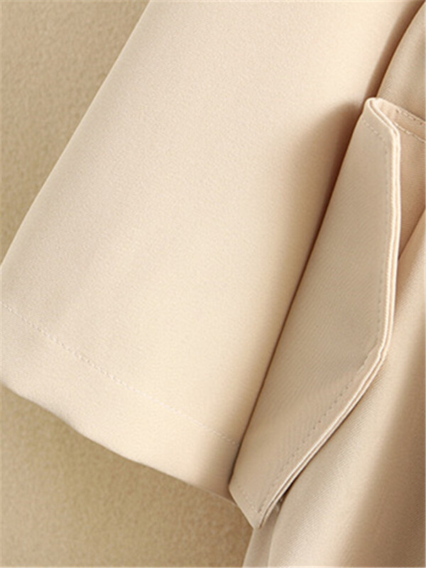 Suures suuruses rõivad kevadel ja sügisel keskmise pikkusega trentšmantel, kaherealine ühevärviline vöökoht, nöör, suures suuruses mantel