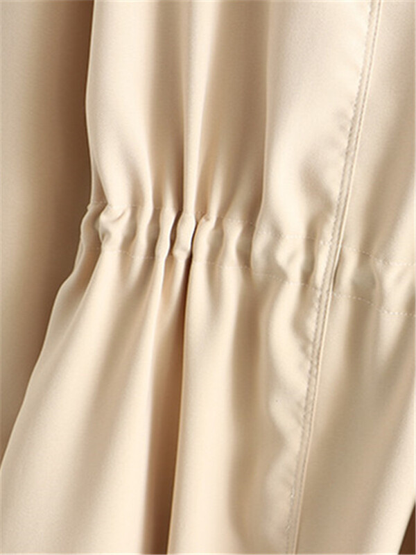 Suures suuruses rõivad kevadel ja sügisel keskmise pikkusega trentšmantel, kaherealine ühevärviline vöökoht, nöör, suures suuruses mantel