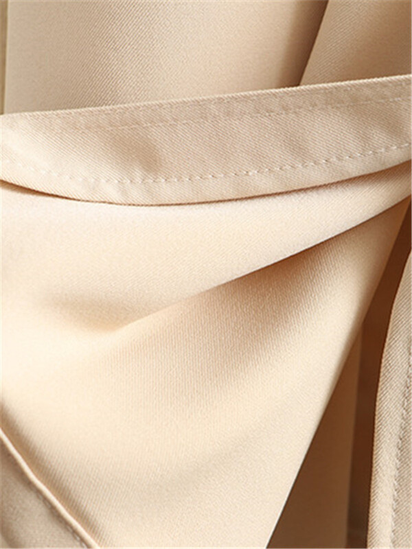 Suures suuruses rõivad kevadel ja sügisel keskmise pikkusega trentšmantel, kaherealine ühevärviline vöökoht, nöör, suures suuruses mantel