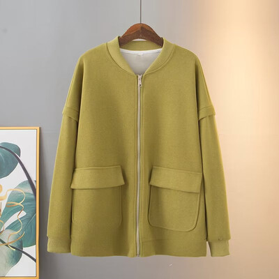 Suures suuruses naisteriiete aluskrae kevad- ja sügisene pikkade varrukatega mantel, vabaaja jope lukuga ja taskutega rinnakale daamile