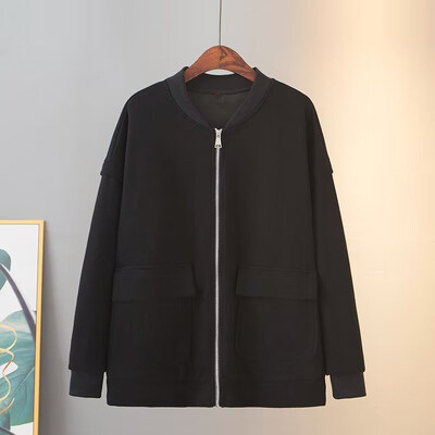 Suures suuruses naisteriiete aluskrae kevad- ja sügisene pikkade varrukatega mantel, vabaaja jope lukuga ja taskutega rinnakale daamile