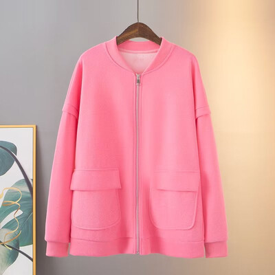 Suures suuruses naisteriiete aluskrae kevad- ja sügisene pikkade varrukatega mantel, vabaaja jope lukuga ja taskutega rinnakale daamile