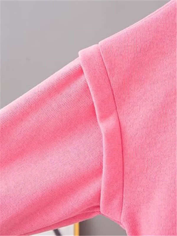 Suures suuruses naisteriiete aluskrae kevad- ja sügisene pikkade varrukatega mantel, vabaaja jope lukuga ja taskutega rinnakale daamile