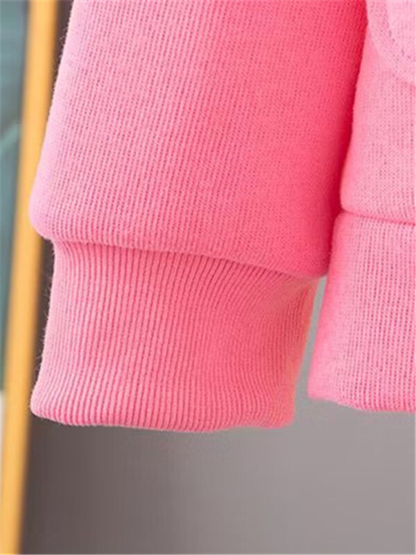 Suures suuruses naisteriiete aluskrae kevad- ja sügisene pikkade varrukatega mantel, vabaaja jope lukuga ja taskutega rinnakale daamile